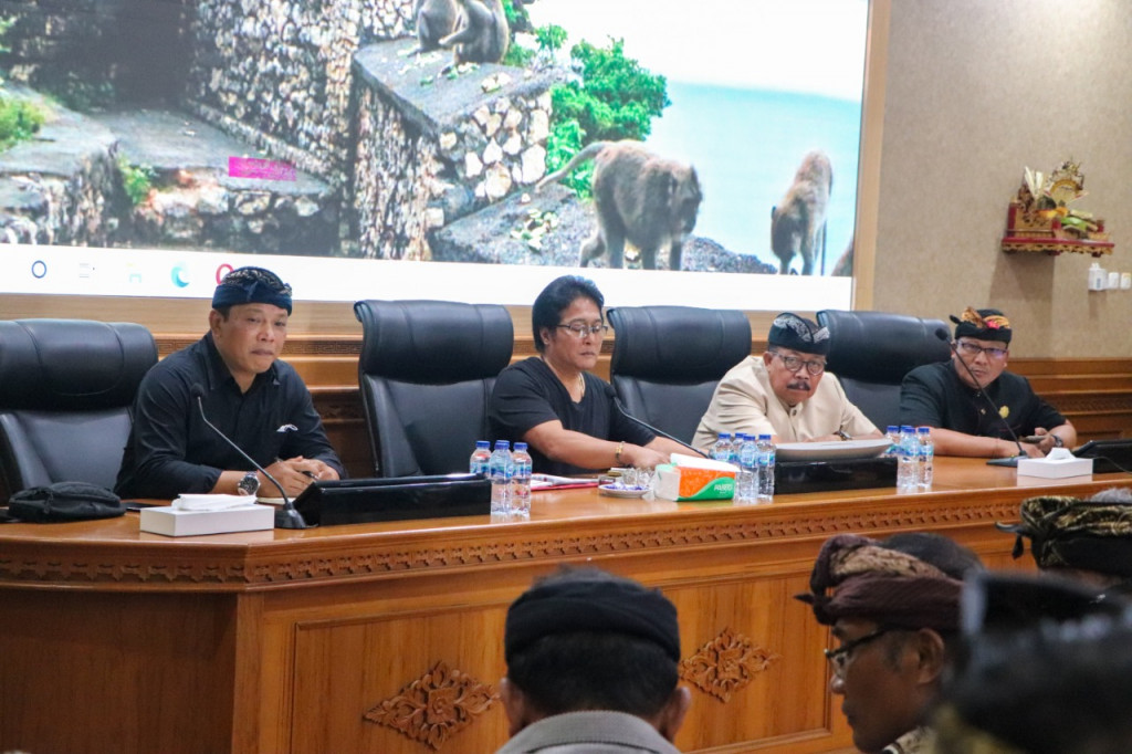 Bupati Dukung Penataan Pura Lempuyang Madya dan Pasar Agung